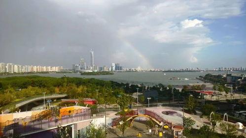 瓜渚湖今日彩虹,彩虹映照碧波，梦幻美景尽收眼底