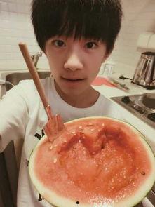 易烊千玺今日吃瓜图片,这瓜太新鲜了！